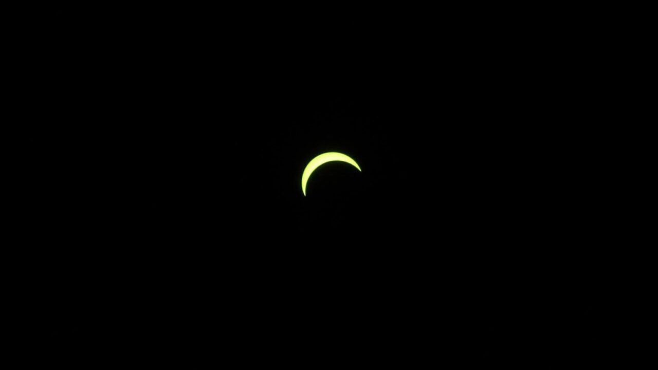 Foxhol in de ban van bijzondere zonne-eclips