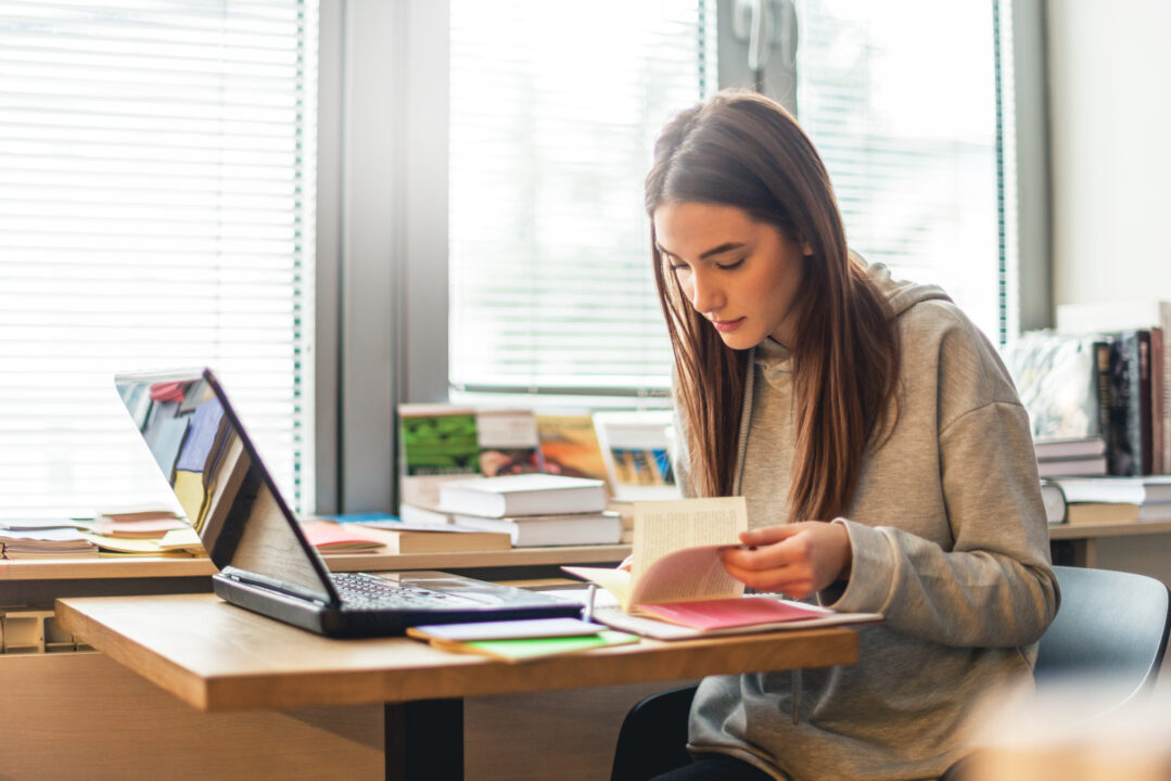 Student aan leren met boeken