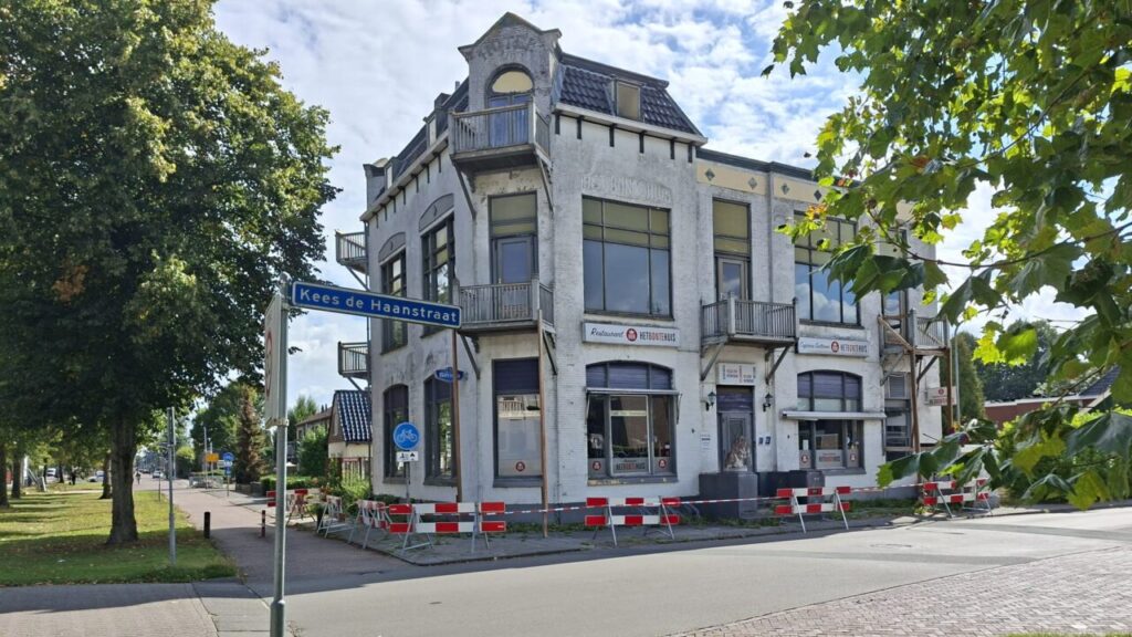 Opnieuw hekken rond vervallen Bonte Huys, Sappemeer