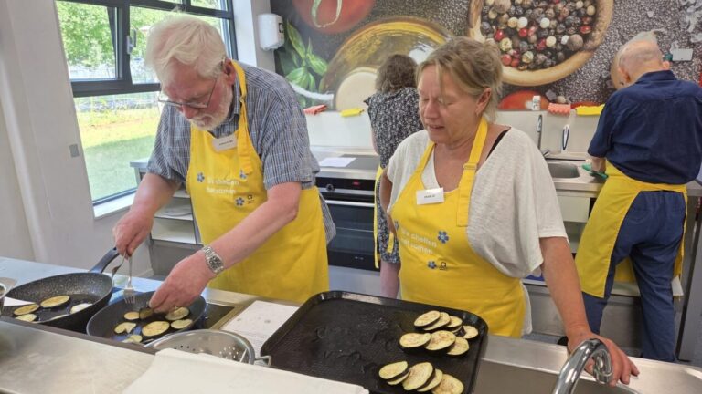 Hoogezand: Dementiekookclub opent weer de deuren