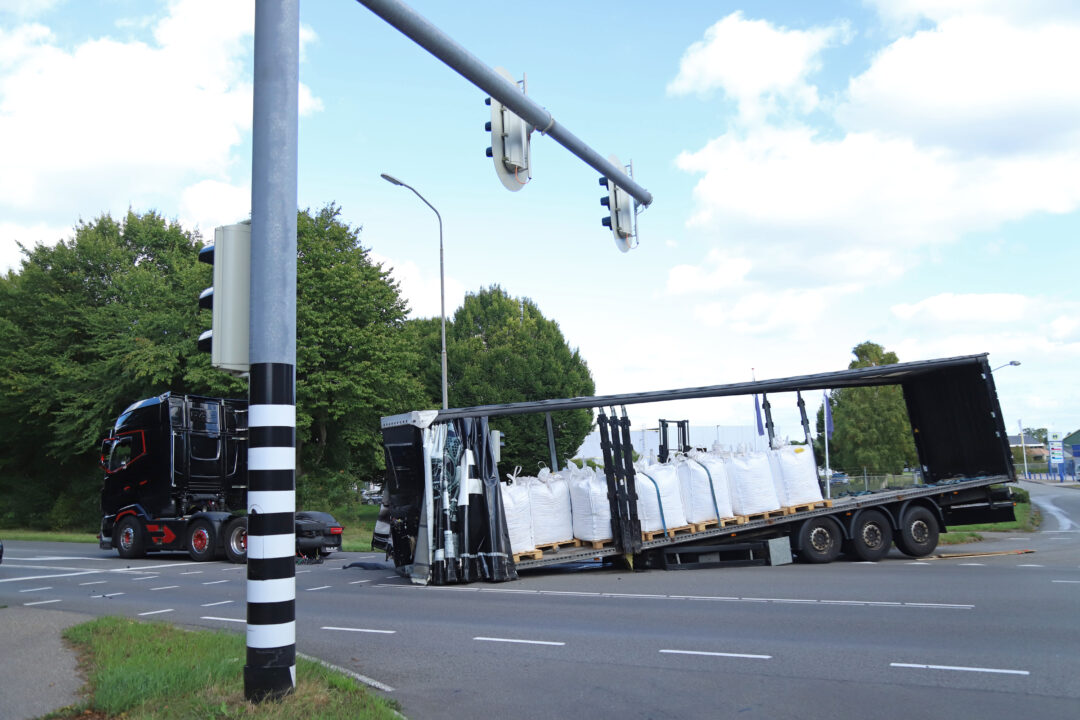 Trailer met bigbags losgeraakt bij Foxhol