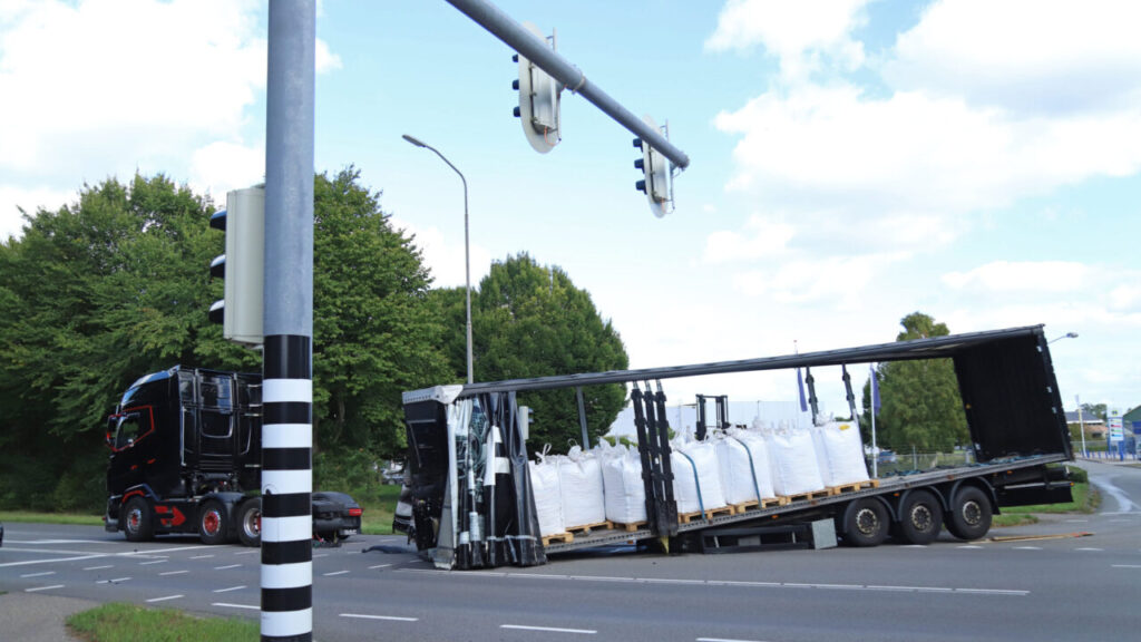 Trailer met bigbags losgeraakt bij Foxhol