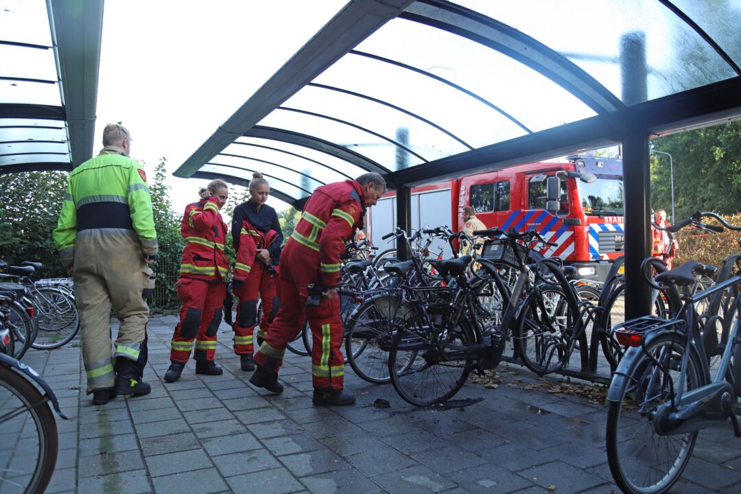 Fietsaccu vat vlam bij station Kropswolde