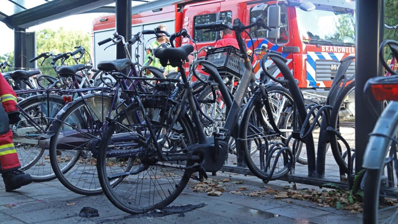 Fietsaccu vat vlam bij station Kropswolde