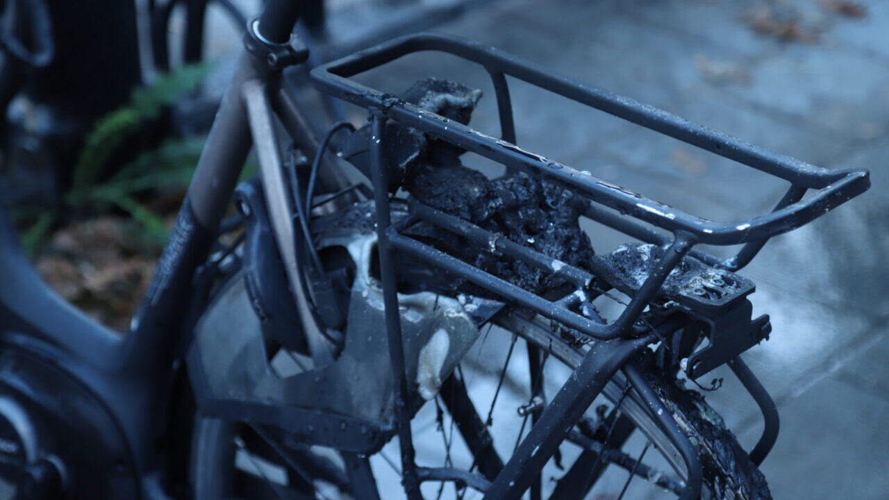 Fietsaccu vat vlam bij station Kropswolde