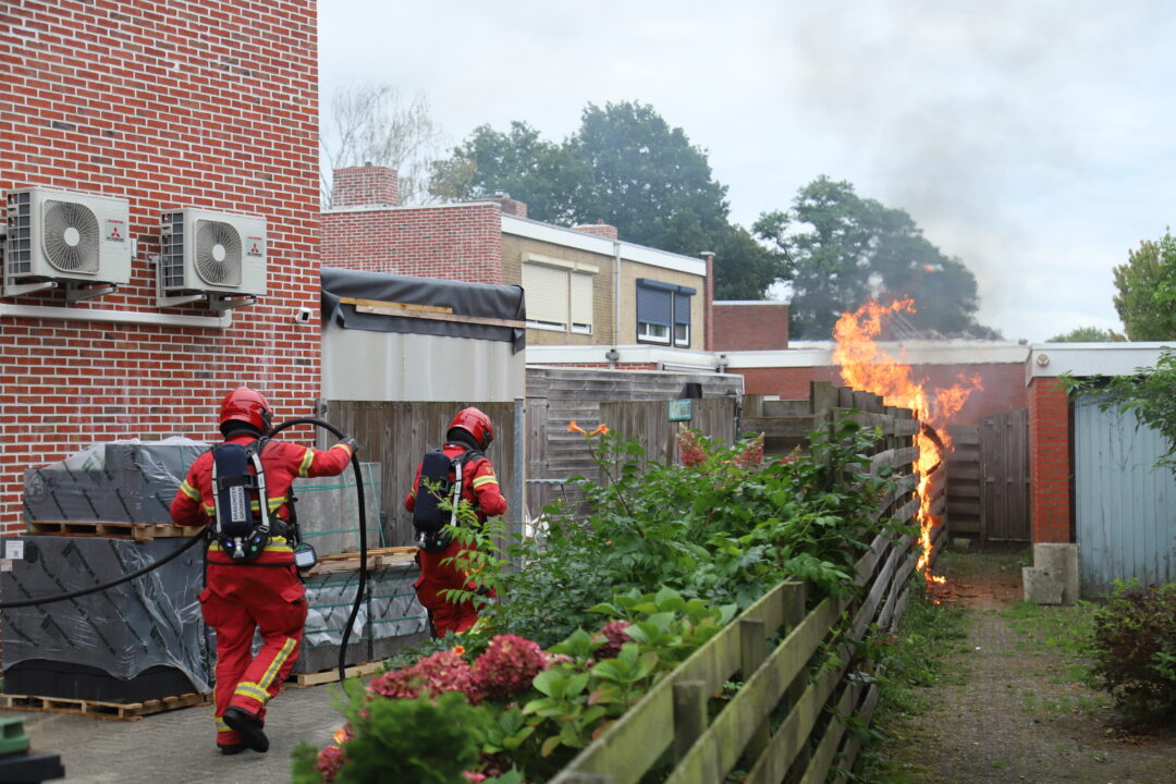 Brand in tuin aan Bilderdijklaan Hoogezand
