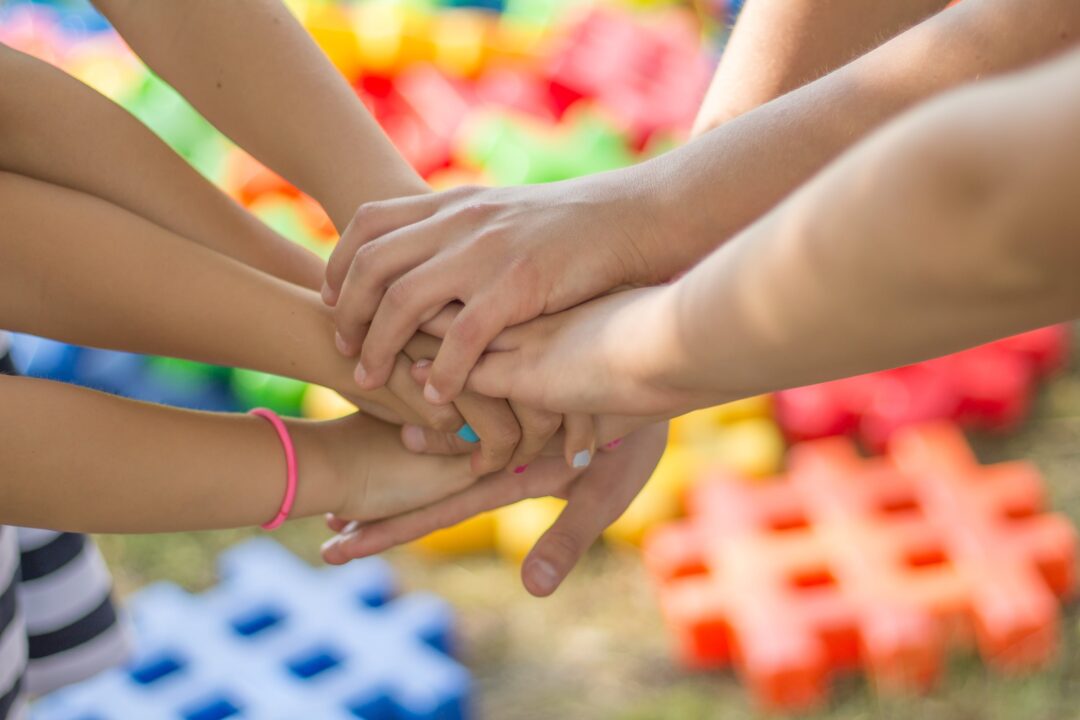 Handen van kinderen, feestje of gezellig samen. Pixabay