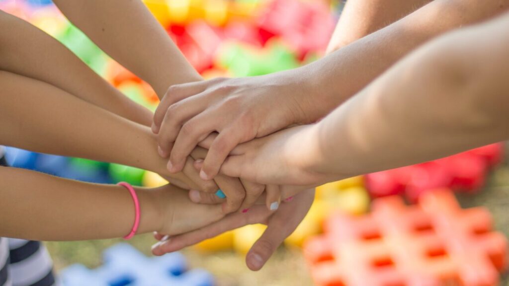 Handen van kinderen, feestje of gezellig samen. Pixabay