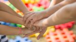 Handen van kinderen, feestje of gezellig samen. Pixabay